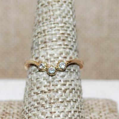 Size 9 Delicate Triple Round Clear Stones Ring in a "V" Setting on a Gold Tone Band (1.4g)