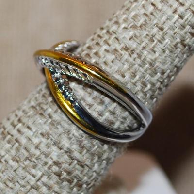 Size 7 Criss-Cross Silver Tone Band with Gold Colored Edging and Side Indents (4.5g)