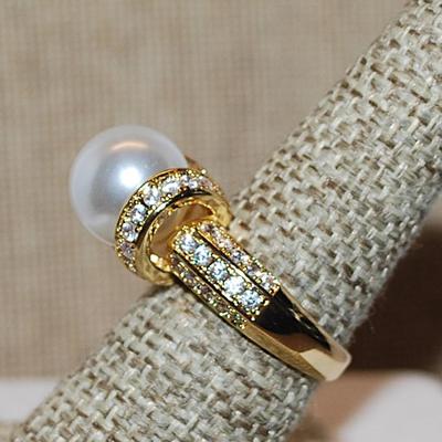 Size 8 Large Single White Faux Pearl with Looped Sides & Band Accents on a Gold Tone Band (7.4g)
