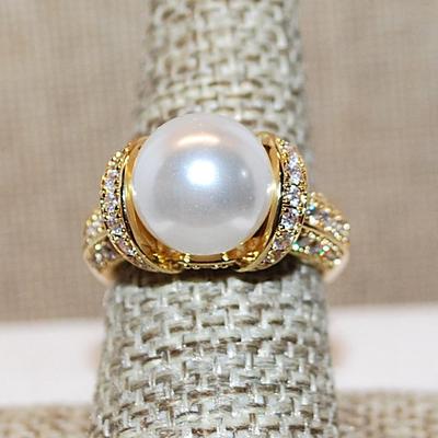 Size 8 Large Single White Faux Pearl with Looped Sides & Band Accents on a Gold Tone Band (7.4g)