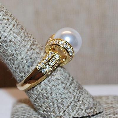 Size 8 Large Single White Faux Pearl with Looped Sides & Band Accents on a Gold Tone Band (7.4g)