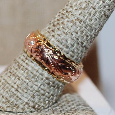 Size 8 ROSE GOLD Graphic Designed Ring on a Gold Tone Band (7.0g)
