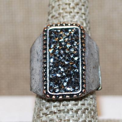 Size 7-9 VINTAGE EXPANDIBLE Ring with Charcoal Colored Chips on a Silver Tone Band (9.6g)