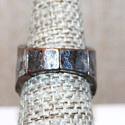 Size 7-9 VINTAGE EXPANDIBLE Ring with Charcoal Colored Chips on a Silver Tone Band (9.6g)