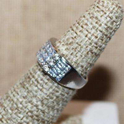 Size 6 Marked .925 Triple Rows of Brilliant Horizontal & Vertical Stones Ring on a Silver Band (6.1g)