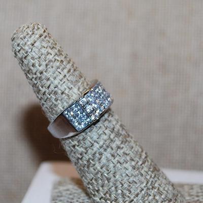 Size 6 Marked .925 Triple Rows of Brilliant Horizontal & Vertical Stones Ring on a Silver Band (6.1g)
