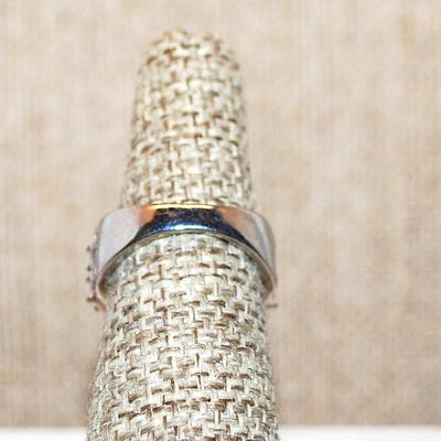 Size 6 Marked .925 Hi-Rise Round Clear Stone Ring on Circular Nest & Rows of Brilliant Stones Side Accents on a Silver Band (8.0g)