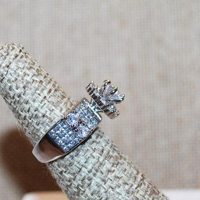 Size 6 Marked .925 Hi-Rise Round Clear Stone Ring on Circular Nest & Rows of Brilliant Stones Side Accents on a Silver Band (8.0g)