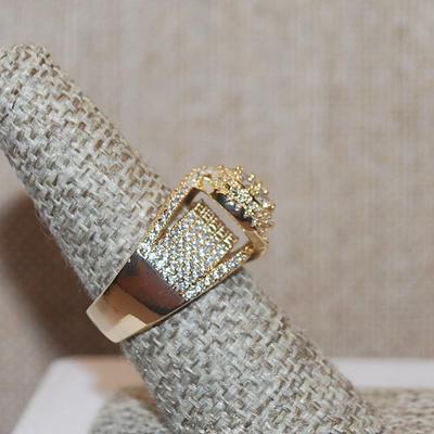 Size 7½ Brilliant Stones Party Ring on a Gold Tone Solid Band (8.7g)