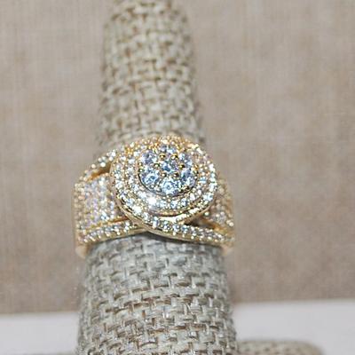 Size 7½ Brilliant Stones Party Ring on a Gold Tone Solid Band (8.7g)