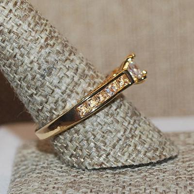 Size 10 Half Infinity Square Main Stone Ring with 12 Stone Side Accents on a Gold Tone Band (4.1g)