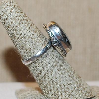 Size 6 Marked .925 Oval Shaped GOLD PYRITE Gemstone Ring on a Silver-Plated Band (6.1g)