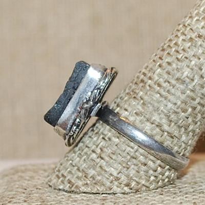 Size 10½ Marked .925 Long Rectangle Shaped BLACK TITANIUM Gemstone Ring on a Silver-Plated Band (5.9g)