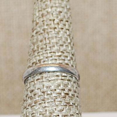 Size 10½ Marked .925 Rectangle Shaped BLACK TITANIUM Gemstone Ring with "Looped Surround" on a Silver-Plated Band (6.5g)