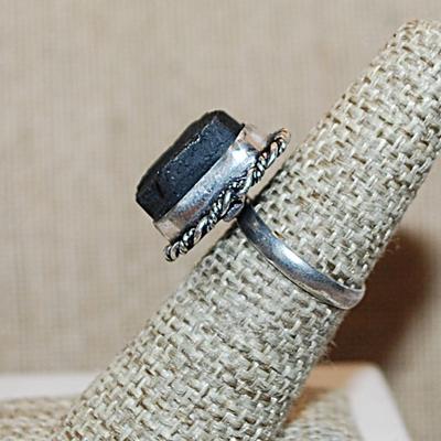 Size 6½ Marked .925 Square Shaped BLACK TITANIUM Gemstone Ring with "Swirled Rope Surround" on a Silver-Plated Band (6.8g)