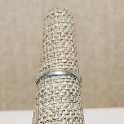 Size 6½ Marked .925 Square Shaped BLACK TITANIUM Gemstone Ring with "Swirled Rope Surround" on a Silver-Plated Band (6.8g)