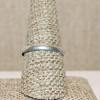 Size 10½ Marked .925 OVAL Shaped BLACK TITANIUM Gemstone Ring on a Silver-Plated Band (6.9g)