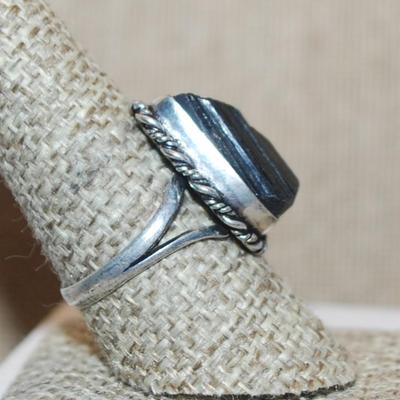 Size 9 Marked .925 TRAPAZOID Shaped BLACK TITANIUM Gemstone Ring with "Looped Surround" on a Silver-Plated Band (5.7g)