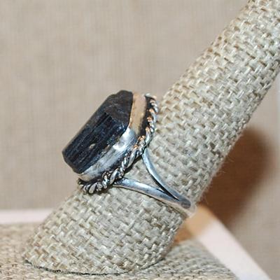 Size 9 Marked .925 TRAPAZOID Shaped BLACK TITANIUM Gemstone Ring with "Looped Surround" on a Silver-Plated Band (5.7g)