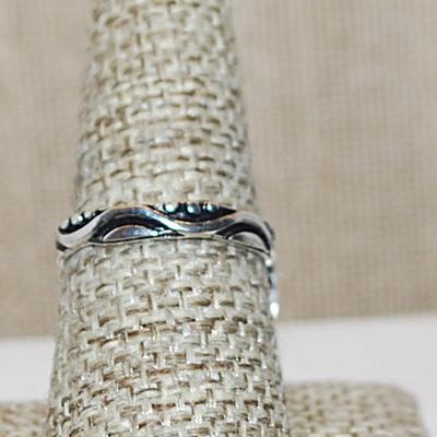 Size 8 Marked .925 OPAQUE Light Blue OPAL Style Gemstone Ring with Flat Surround & Designed Silver-Plated Band (5.9g)