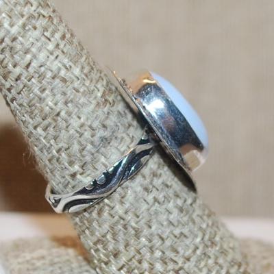Size 8 Marked .925 OPAQUE Light Blue OPAL Style Gemstone Ring with Flat Surround & Designed Silver-Plated Band (5.9g)