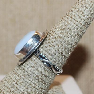 Size 8 Marked .925 OPAQUE Light Blue OPAL Style Gemstone Ring with Flat Surround & Designed Silver-Plated Band (5.9g)