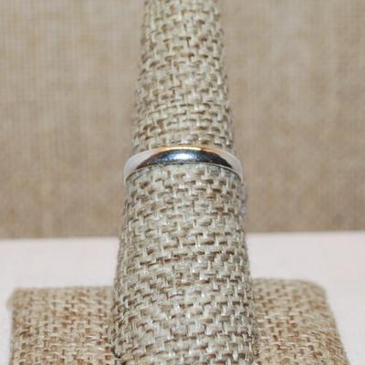 Size 7 Marked .925 Opaque GREEN CABOCHON Gemstone Ring on a Silver-Plated Band (4.6g)