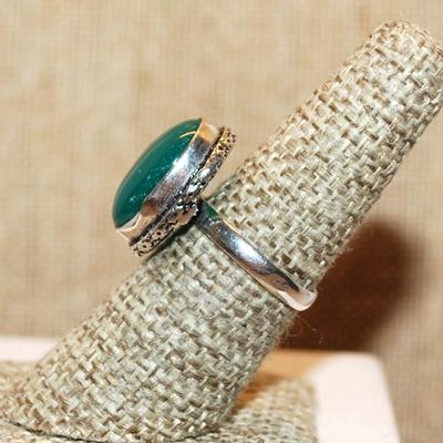 Size 7 Marked .925 Opaque GREEN CABOCHON Gemstone Ring on a Silver-Plated Band (4.6g)