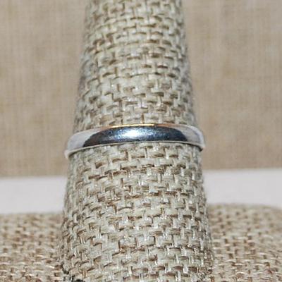 Size 9½ Marked .925 Triangle Shape BLUES & WHITES AGATE Gemstone Ring with Silver-Plated Band (4.9g)