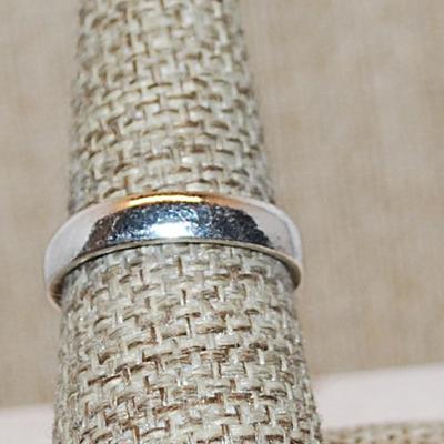 Size 9 Pointed PEAR Shape Multi-Colored BEIGE AGATE Gemstone Ring with Full Surround on a Silver Tone Band (9.3g)