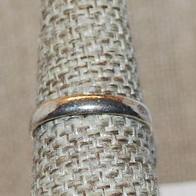 Size 7 Marked .925 SHARK TEETH Setting Holding an Opaque Oval White CABOCHON Gemstone Ring on a Silver-Plated Band (7.2g)