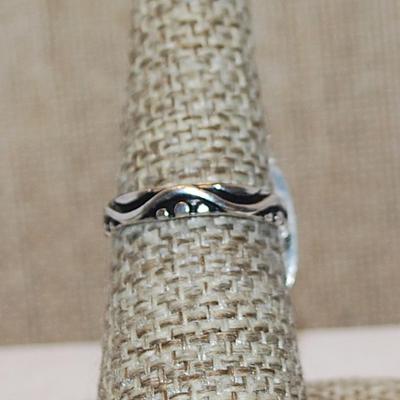 Size 7 BLUES & BROWN Colored Oval CABOCHON Gemstone Ring with a Flat Full Surround on a Silver Tone Band (6.1g)