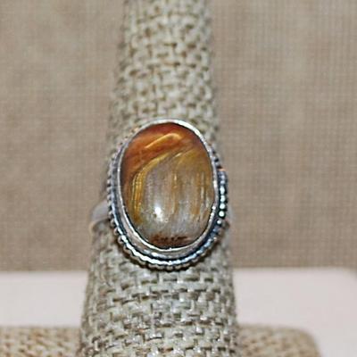 Size 8 Marked .925 Oval TIGER EYE Gemstone Ring with Dimpled Surround on a Silver-Plated Band (5.4g)