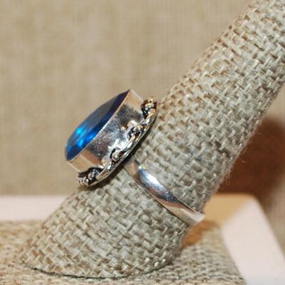 Size 9½ BLUE Pear Shape Transparent Glass Rhinestone Ring with a 6 Loop Rim Setting on a Silver Tone Band (4.9g)