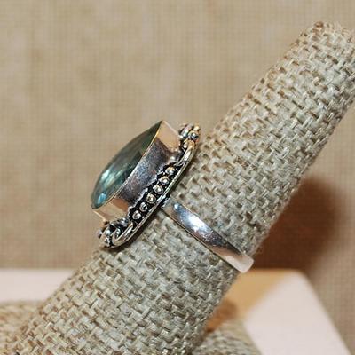 Size 8 Light GREEN Pear Shape Transparent Glass Rhinestone Ring with a 6 Loop & Side Globes Rim Setting on a Silver Tone Band (4.9g)