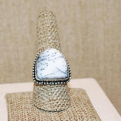 Size 10 "Bird Flock" Design ARCH Shaped AGATE Gemstone Ring with Rope Surround on a Silver Tone Band (7.1g)