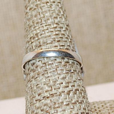 Size 9¼ Bright RED Long Rectangle Shape JASPER Gemstone Ring with a 6 Loop Surround on a Silver Tone Band (8.8g)