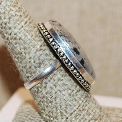 Size 9 Large Oval BLACKS & GRAYS Colored DENDRITE OPAL Gemstone with Full Rope Surround on a Silver Tone Band (11.9g)