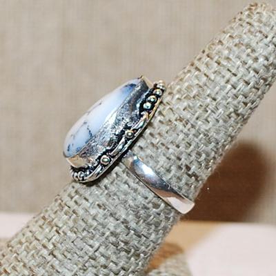 Size 7½ PEAR Shaped DENDRITE OPAL Gemstone Ring with a 6 Loop Surround on a Silver Tone Band (4.7g)
