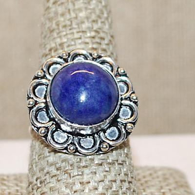 Size 9 ROUND PURPLE LAPIS LAZULI Gemstone Ring with a Full Surround on a Silver Tone Band (5.7g)