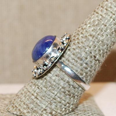Size 9 ROUND PURPLE LAPIS LAZULI Gemstone Ring with a Full Surround on a Silver Tone Band (5.7g)