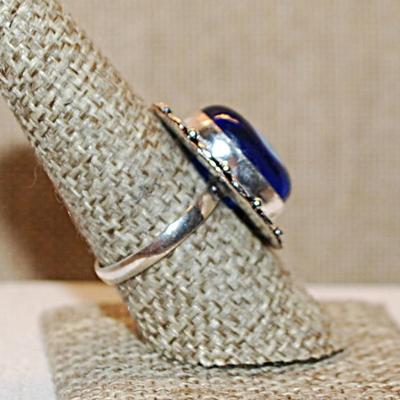 Size 8½ OVAL Shaped "EVIL EYE" CABOCHON Gemstone Ring with a Full Loop Surround on a Silver Tone Band (6.8g)