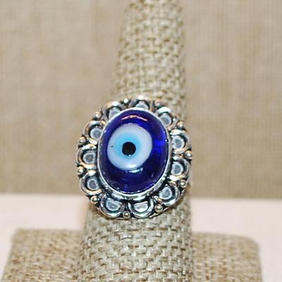 Size 8½ OVAL Shaped "EVIL EYE" CABOCHON Gemstone Ring with a Full Loop Surround on a Silver Tone Band (6.8g)