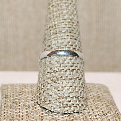 Size 8½ OVAL Shaped "EVIL EYE" CABOCHON Gemstone Ring with a Full Loop Surround on a Silver Tone Band (6.8g)