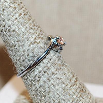 Size 7½ Delicate CHAMPAGNE Colored Round Stone with Side Swirls on a Silver Tone Band (2.0g)