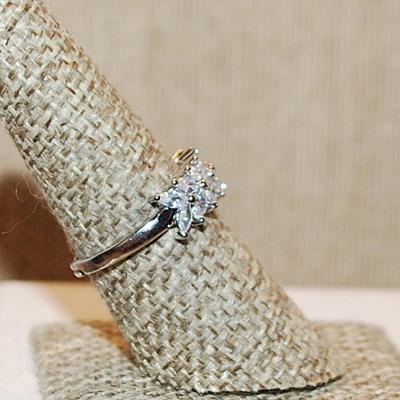 Size 7½ Double Rows Clear Angled Marquise Cut Stones Ring on a Silver Tone OPEN Band (2.8g)