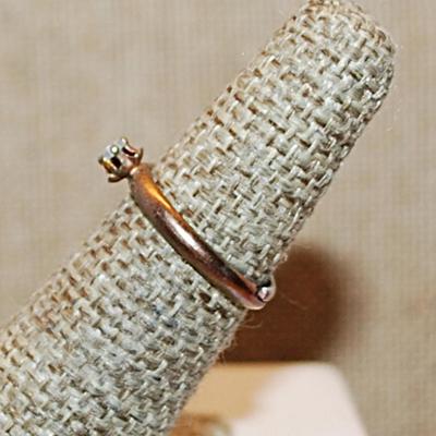 Size 5½ Delicate VINTAGE Very Tiny Stone Copper Colored Ring on a Copper Colored OPEN SPLIT Band (1.3g)
