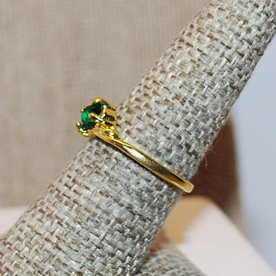 Size 7½ Bright Round Emerald GREEN 4 Prong Stone Ring on a Bright Gold Tone Band (1.8g)