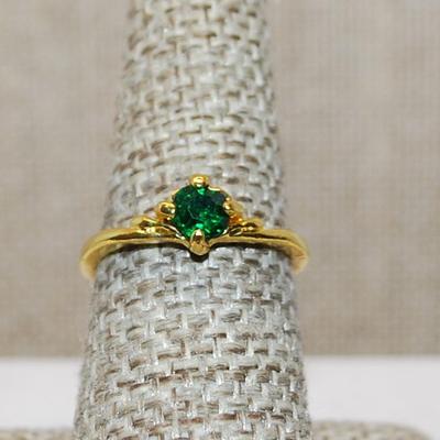 Size 7½ Bright Round Emerald GREEN 4 Prong Stone Ring on a Bright Gold Tone Band (1.8g)
