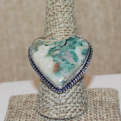 Size 9 Marked .925 Beautiful HEART SHAPED GREENS AGATE Gemstone Ring with Rope Surround on a Silver-Plated Band (10.5g)
